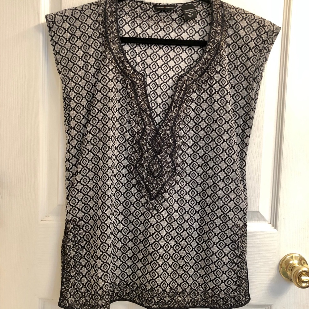 EUC NEw York & Co Embroidered Tunic